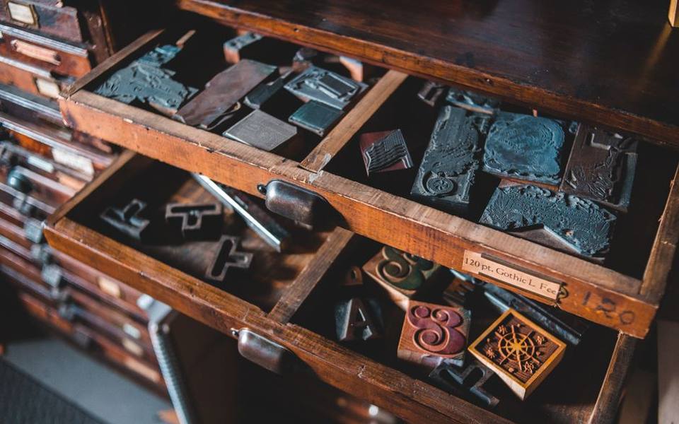 Choosing Between Formal Wedding Templates and Custom Stationery